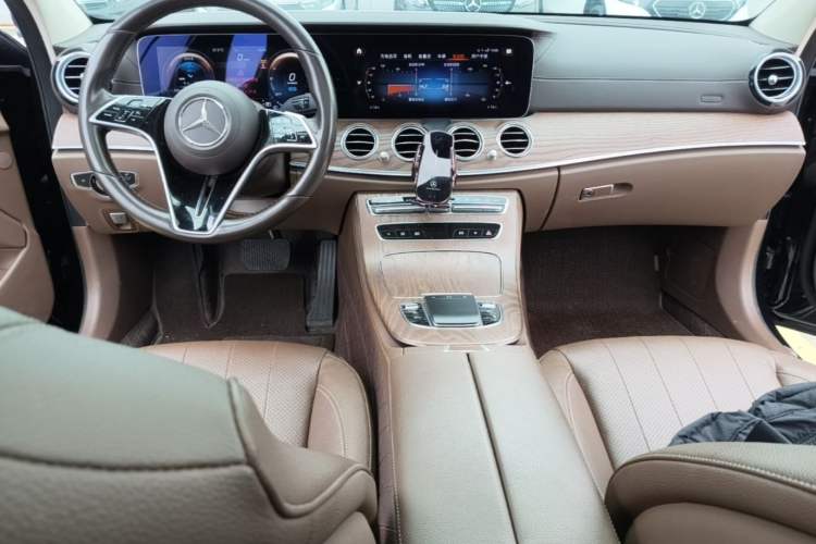 Used Mercedes-Benz E-Class New Energy 2022 Restyled E 350 e L Plug-in Hybrid Sedan Center Console