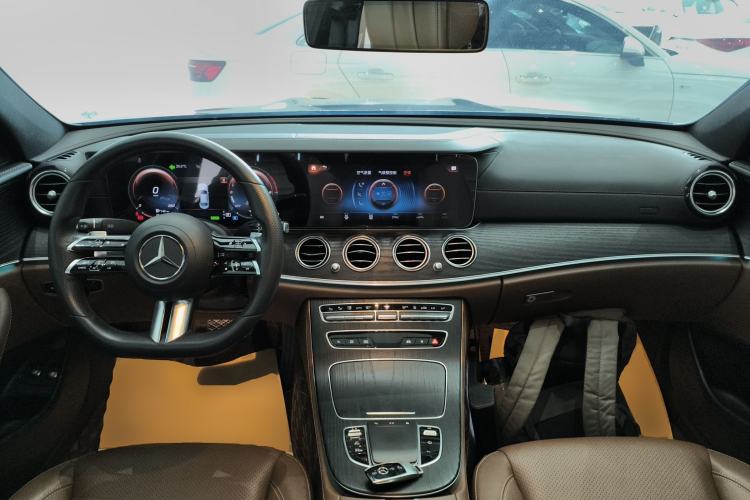 Used Mercedes-Benz E-Class New Energy 2022 Restyled E 350 e L Plug-in Hybrid Sports Sedan Center Console