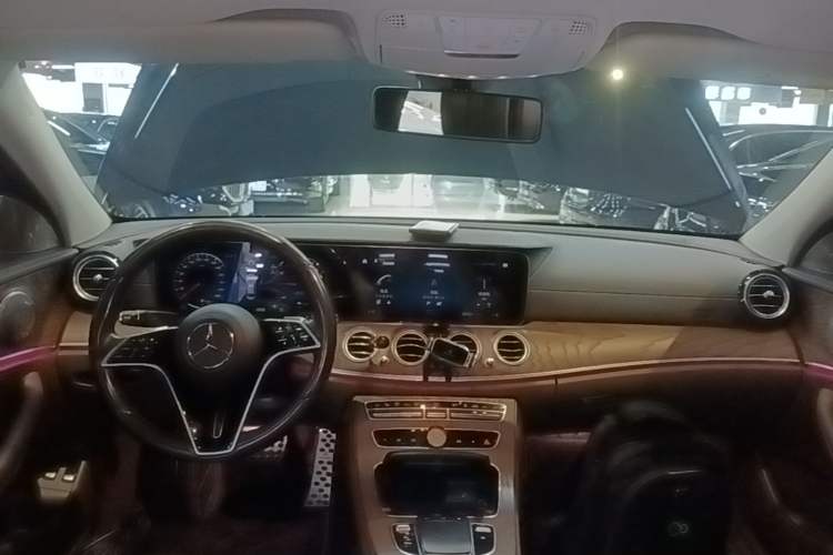 Used Mercedes-Benz E-Class New Energy 2022 Second Facelift E 350 e L Plug-in Hybrid Sedan Center Console