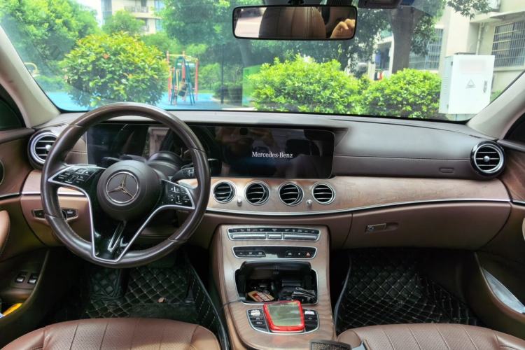 Used Mercedes-Benz E-Class New Energy 2022 Restyled E 350 e L Plug-in Hybrid Sports Sedan Center Console