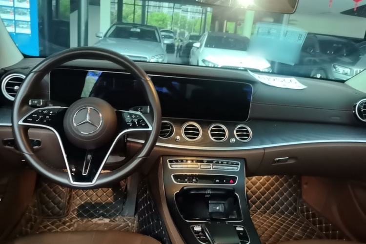 Used Mercedes-Benz E-Class New Energy 2022 Restyled E 350 e L Plug-in Hybrid Sports Sedan Center Console