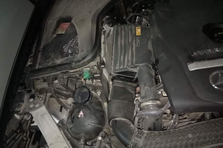 Used Mercedes-Benz E-Class New Energy 2022 E 350 e L Plug-in Hybrid Sports Sedan Engine Bay Right