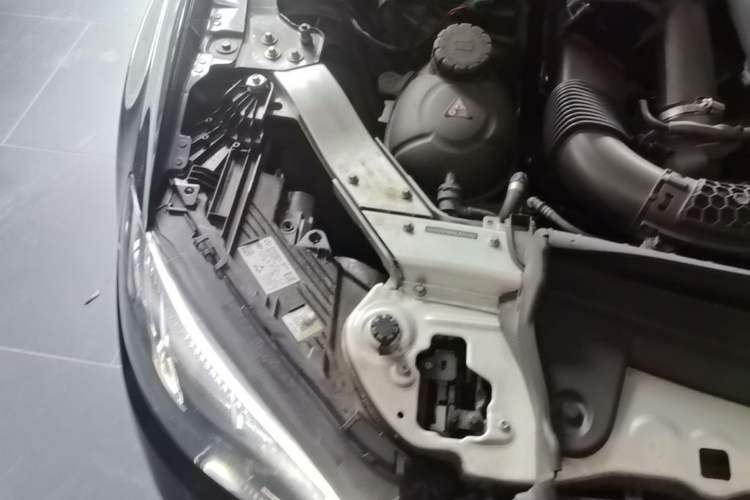 Used Mercedes-Benz E-Class New Energy 2022 Restyled E 350 e L Plug-in Hybrid Sports Sedan Engine Bay Right