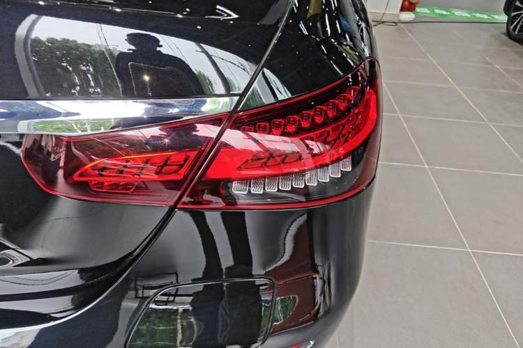 Used Mercedes-Benz E-Class New Energy 2022 E 350 e L Plug-in Hybrid Sedan Exterior 3