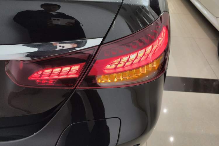 Used Mercedes-Benz E-Class New Energy 2022 Restyled E 350 e L Plug-in Hybrid Sports Sedan Exterior 3
