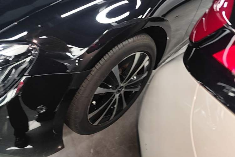 Used Mercedes-Benz E-Class New Energy 2022 E 350 e L Plug-in Hybrid Sports Sedan Exterior 4