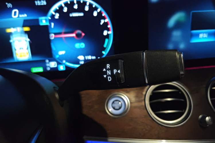 Used Mercedes-Benz E-Class New Energy 2022 Second Facelift E 350 e L Plug-in Hybrid Sedan Gear Lever