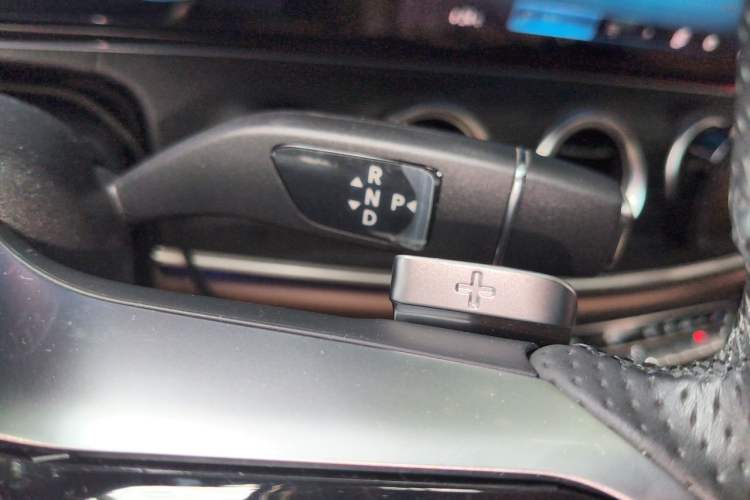 Used Mercedes-Benz E-Class New Energy 2022 Second Facelift E 350 e L Plug-in Hybrid Sports Sedan Gear Lever