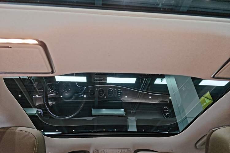 Used Mercedes-Benz E-Class New Energy 2022 E 350 e L Plug-in Hybrid Sedan Headliner