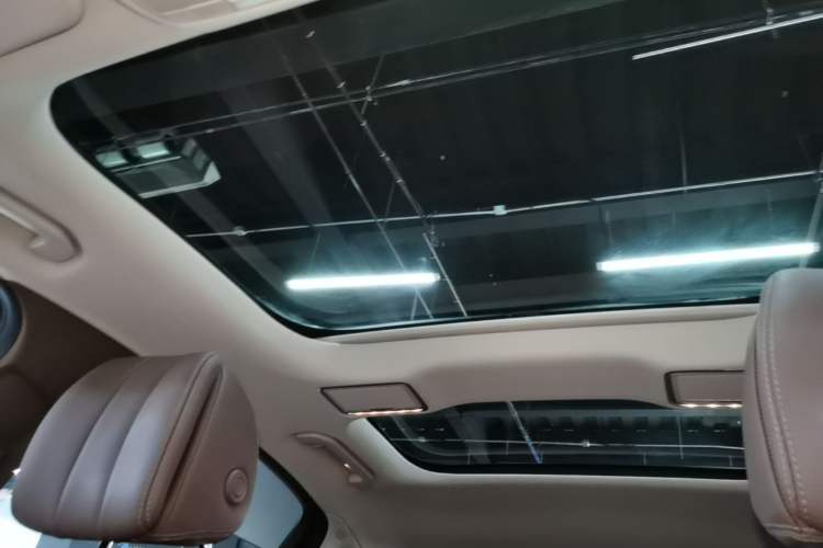 Used Mercedes-Benz E-Class New Energy 2022 Facelift E 350 e L Plug-in Hybrid Sedan Headliner