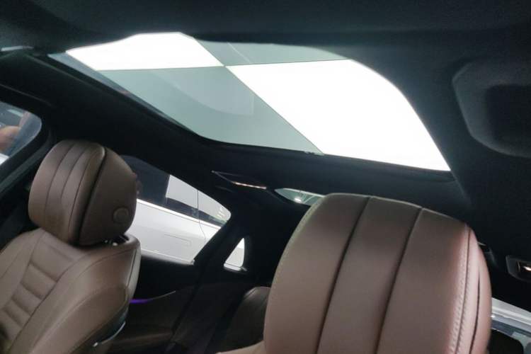 Used Mercedes-Benz E-Class New Energy 2022 E 350 e L Plug-in Hybrid Sports Sedan Headliner