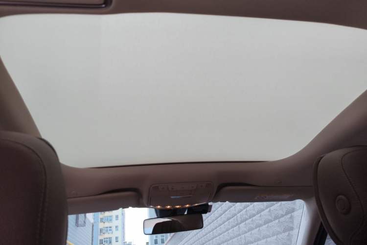 Used Mercedes-Benz E-Class New Energy 2022 E 350 e L Plug-in Hybrid Sedan Headliner