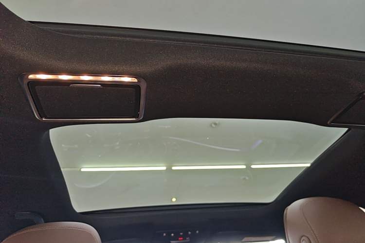 Used Mercedes-Benz E-Class New Energy 2022 Restyled E 350 e L Plug-in Hybrid Sports Sedan Headliner