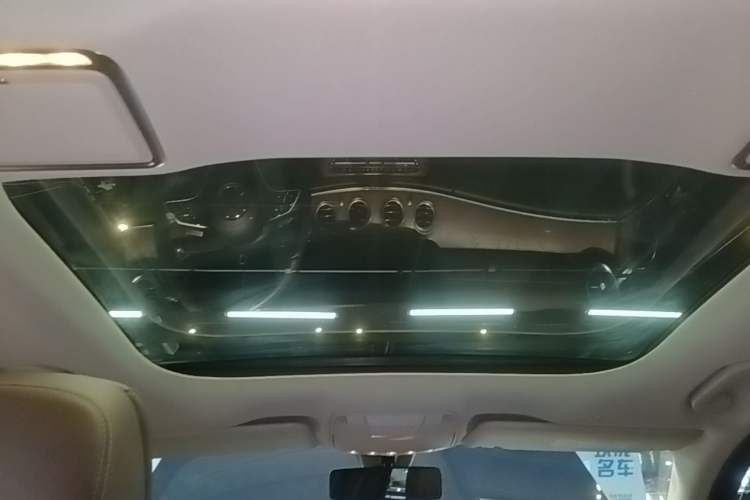 Used Mercedes-Benz E-Class New Energy 2022 Second Facelift E 350 e L Plug-in Hybrid Sedan Headliner