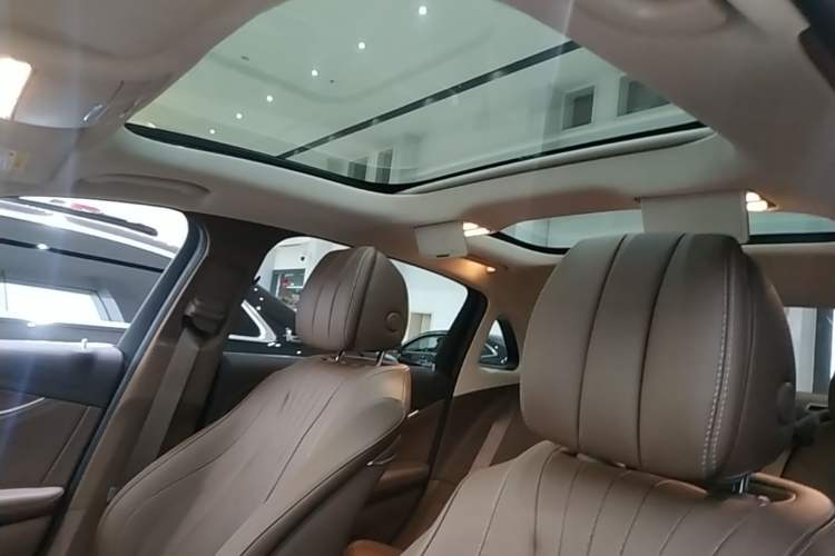 Used Mercedes-Benz E-Class New Energy 2022 Facelift E 350 e L Plug-in Hybrid Sedan Headliner