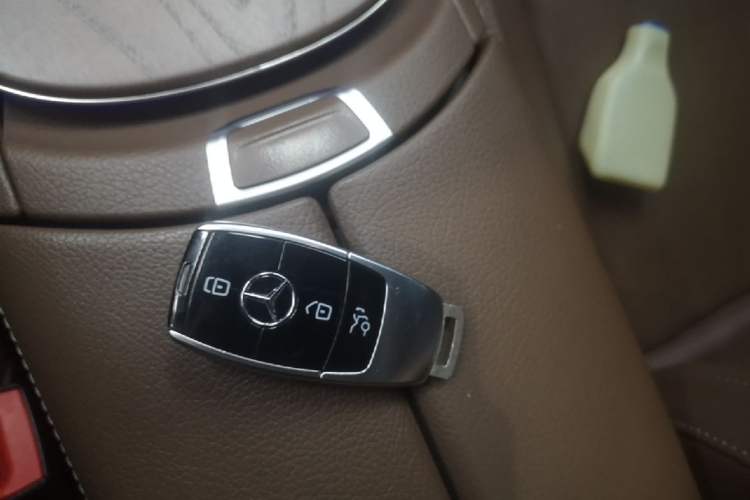 Used Mercedes-Benz E-Class New Energy 2022 Second Facelift E 350 e L Plug-in Hybrid Sedan Interior 1