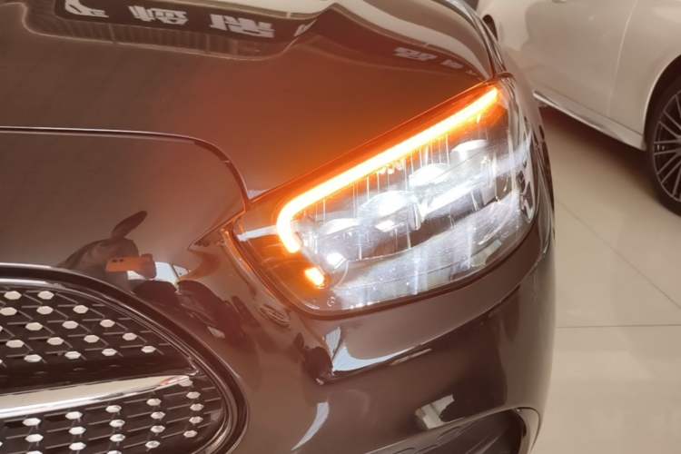 Used Mercedes-Benz E-Class New Energy 2022 Restyled E 350 e L Plug-in Hybrid Sports Sedan Left Front Headlight