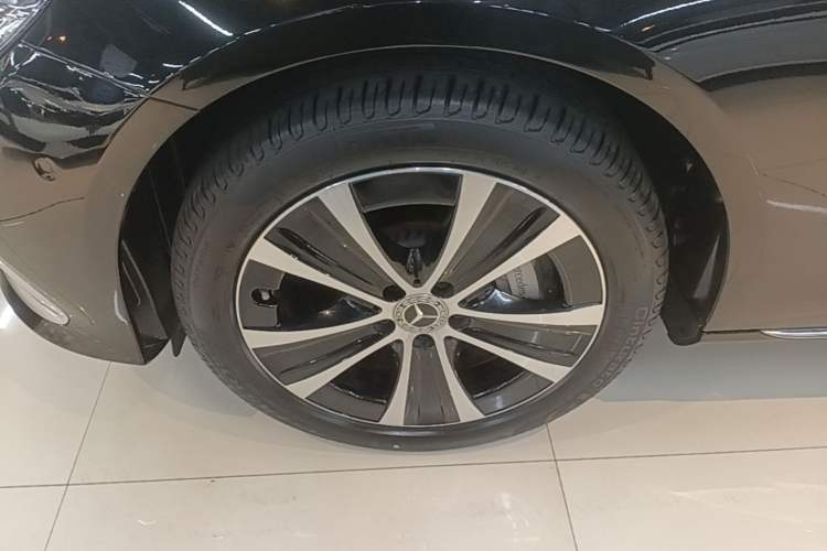 Used Mercedes-Benz E-Class New Energy 2022 Second Facelift E 350 e L Plug-in Hybrid Sedan Left Front Wheel Hub
