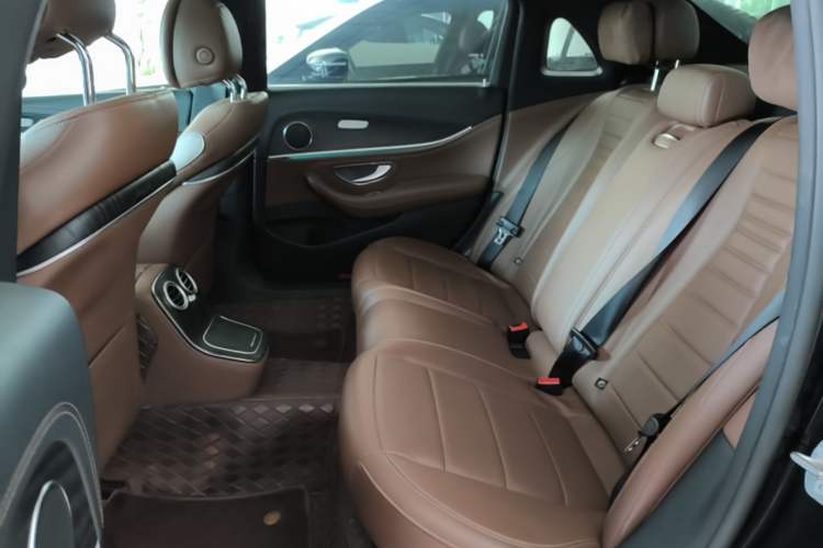 Used Mercedes-Benz E-Class New Energy 2022 Restyled E 350 e L Plug-in Hybrid Sports Sedan Left Rear Seat