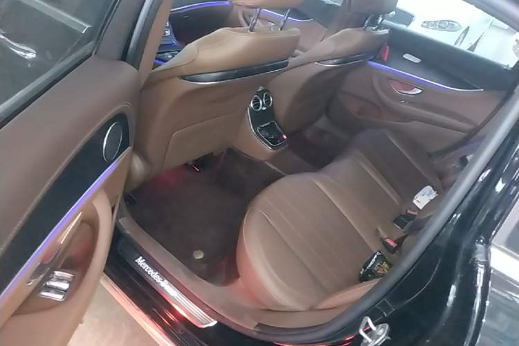 Used Mercedes-Benz E-Class New Energy 2022 Restyled E 350 e L Plug-in Hybrid Sedan Left Rear Seat