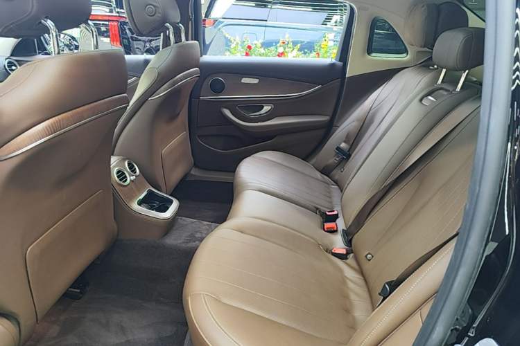 Used Mercedes-Benz E-Class New Energy 2022 Restyled E 350 e L Plug-in Hybrid Sedan Left Rear Seat