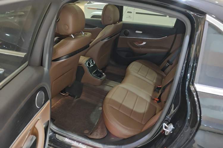 Used Mercedes-Benz E-Class New Energy 2022 Restyled E 350 e L Plug-in Hybrid Sports Sedan Left Rear Seat