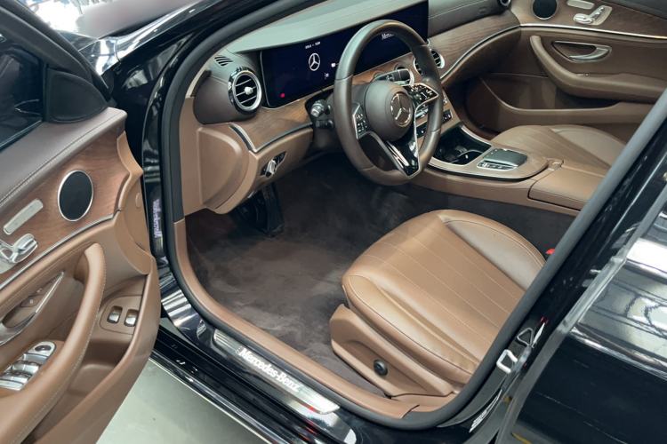 Used Mercedes-Benz E-Class New Energy 2022 Restyled E 350 e L Plug-in Hybrid Sedan Left Rear Seat