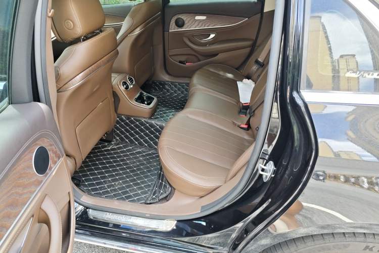Used Mercedes-Benz E-Class New Energy 2022 Second Facelift E 350 e L Plug-in Hybrid Sports Sedan Left Rear Seat