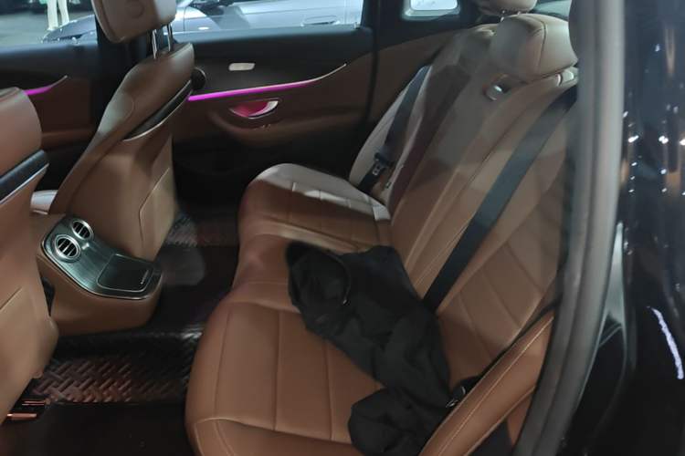 Used Mercedes-Benz E-Class New Energy 2022 Restyled E 350 e L Plug-in Hybrid Sports Sedan Left Rear Seat
