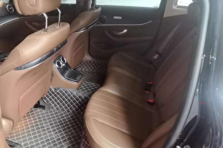 Used Mercedes-Benz E-Class New Energy 2022 Restyled E 350 e L Plug-in Hybrid Sports Sedan Left Rear Seat