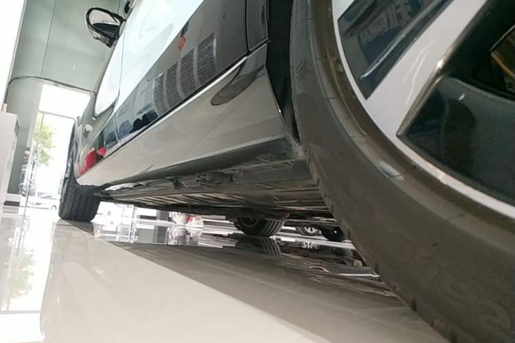 Used Mercedes-Benz E-Class New Energy 2022 Facelift E 350 e L Plug-in Hybrid Sedan Left Side Sill
