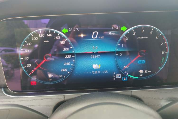 Used Mercedes-Benz E-Class New Energy 2022 Second Facelift E 350 e L Plug-in Hybrid Sports Sedan Odometer Close Up