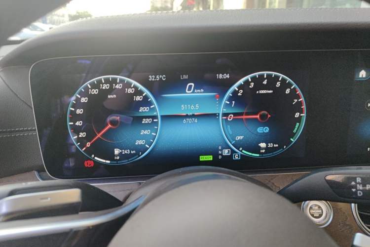 Used Mercedes-Benz E-Class New Energy 2022 Second Facelift E 350 e L Plug-in Hybrid Sports Sedan Odometer Close Up