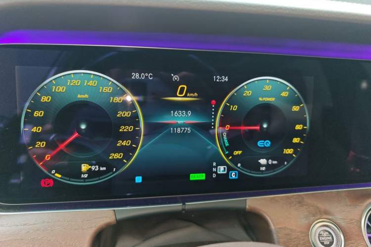 Used Mercedes-Benz E-Class New Energy 2022 Restyled E 350 e L Plug-in Hybrid Sports Sedan Odometer Close Up