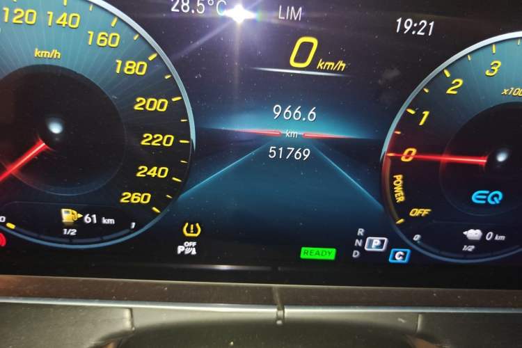 Used Mercedes-Benz E-Class New Energy 2022 Restyled E 350 e L Plug-in Hybrid Sports Sedan Odometer Close Up