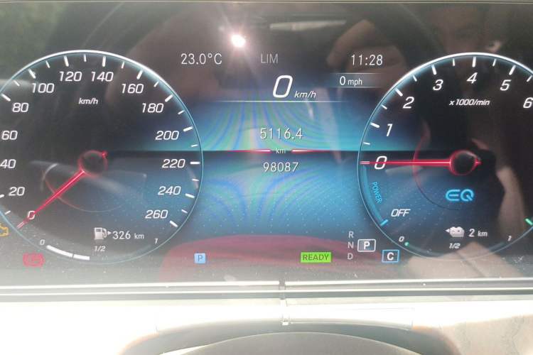 Used Mercedes-Benz E-Class New Energy 2022 Restyled E 350 e L Plug-in Hybrid Sedan Odometer Close Up