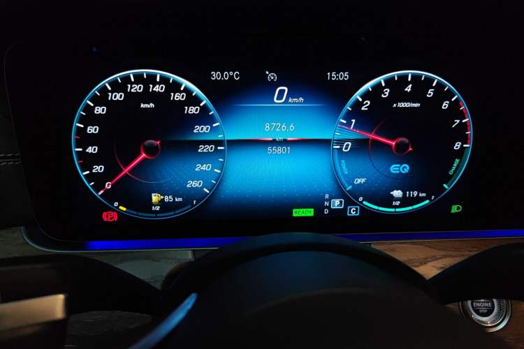 Used Mercedes-Benz E-Class New Energy 2022 Second Facelift E 350 e L Plug-in Hybrid Sedan Odometer Close Up