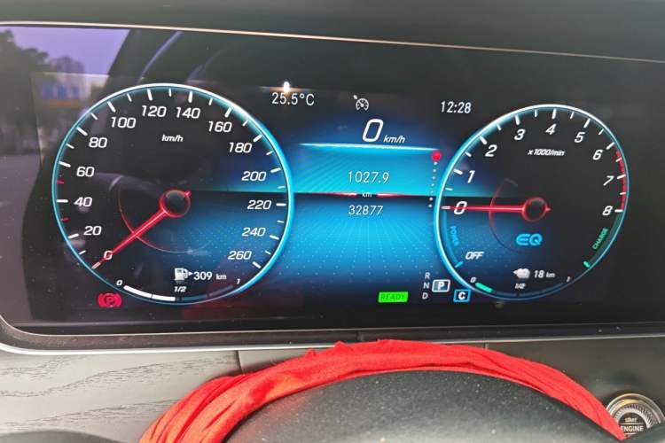 Used Mercedes-Benz E-Class New Energy 2022 Restyled E 350 e L Plug-in Hybrid Sports Sedan Odometer Close Up