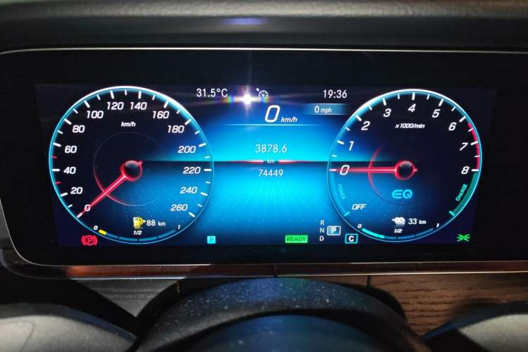 Used Mercedes-Benz E-Class New Energy 2022 Restyled E 350 e L Plug-in Hybrid Sports Sedan Odometer Close Up