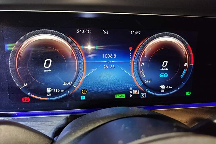 Used Mercedes-Benz E-Class New Energy 2022 Restyled E 350 e L Plug-in Hybrid Sports Sedan Odometer Close Up