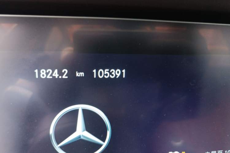 Used Mercedes-Benz E-Class New Energy 2022 Restyled E 350 e L Plug-in Hybrid Sedan Odometer Close Up