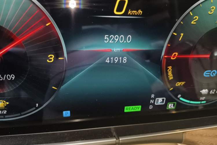 Used Mercedes-Benz E-Class New Energy 2022 Facelift E 350 e L Plug-in Hybrid Sedan Odometer Close Up