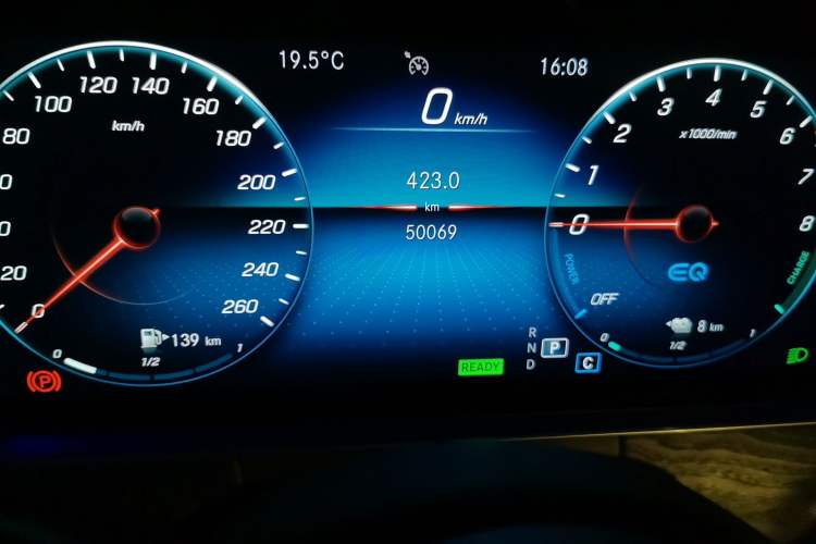 Used Mercedes-Benz E-Class New Energy 2022 Second Facelift E 350 e L Plug-in Hybrid Sports Sedan Odometer Close Up