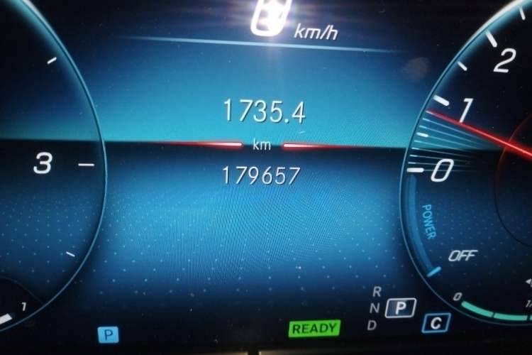 Used Mercedes-Benz E-Class New Energy 2022 Second Facelift E 350 e L Plug-in Hybrid Sedan Odometer Close Up