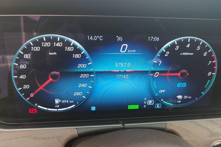 Used Mercedes-Benz E-Class New Energy 2022 Facelift E 350 e L Plug-in Hybrid Sedan Odometer Close Up
