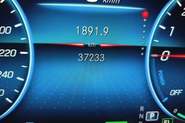 Used Mercedes-Benz E-Class New Energy 2022 Facelift E 350 e L Plug-in Hybrid Sedan Odometer Close Up