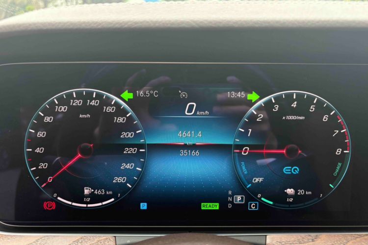 Used Mercedes-Benz E-Class New Energy 2022 Facelift E 350 e L Plug-in Hybrid Sedan Odometer Close Up