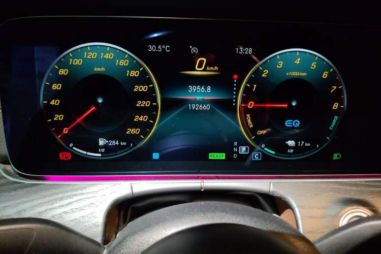 Used Mercedes-Benz E-Class New Energy 2022 Second Facelift E 350 e L Plug-in Hybrid Sports Sedan Odometer Close Up