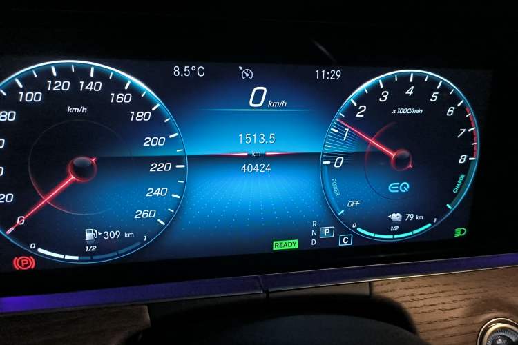 Used Mercedes-Benz E-Class New Energy 2022 Second Facelift E 350 e L Plug-in Hybrid Sedan Odometer Close Up