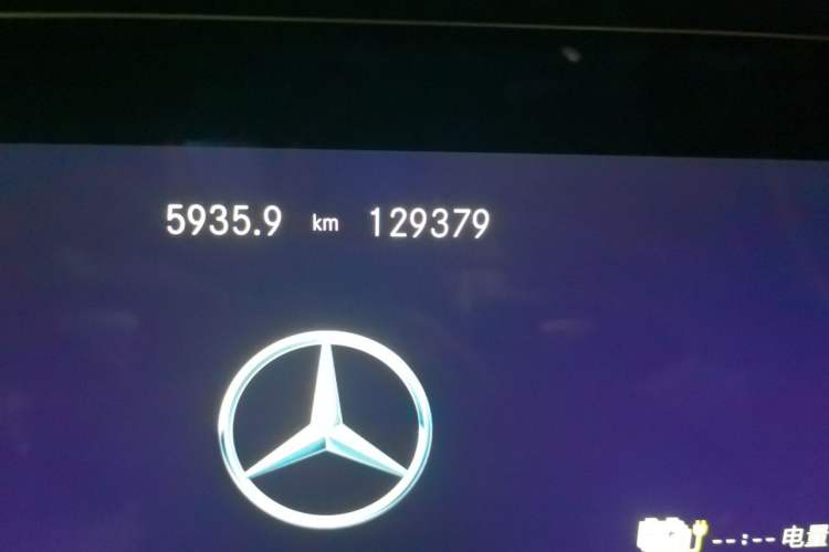 Used Mercedes-Benz E-Class New Energy 2022 Second Facelift E 350 e L Plug-in Hybrid Sedan Odometer Close Up